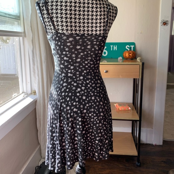 Black And White Floral Dress - Picture 5 of 7